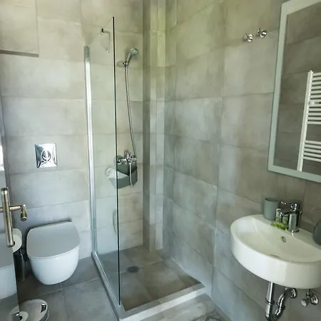 Pensión Amera - Troumpas Family 4*